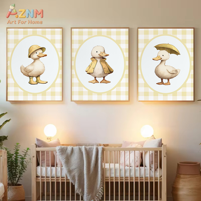 Baby Nursery Yellow Walls - AZNM ภาพตกแต่งผนังผ้าแคนวาสลายเป็ดน่ารัก พื้นหลังลายตารางสีเหลือง ภาพประกอบเป็ดการ์ตูน สไตล์โบโฮ สำหรับตกแต่งห้องเด็ก