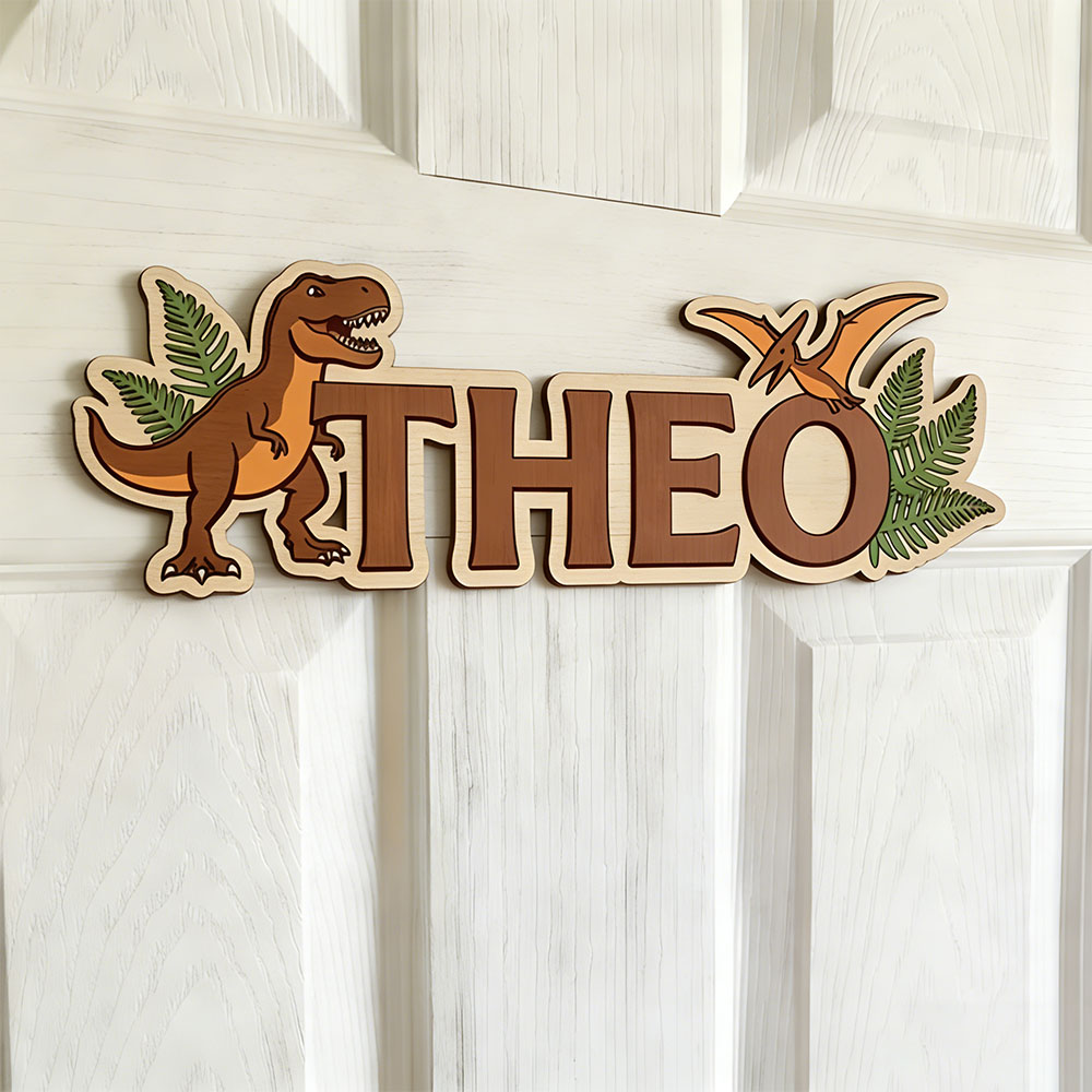 Baby Nursery Name Sign - ป้ายชื่อไดโนเสาร์แบบกำหนดเองสำหรับลูกน้อยที่รักที่สุด ของตกแต่งห้องเด็กทำจากไม้ พร้อมทีเร็กซ์และไพรโอดาคไทล์ ป้ายประตูเด็กน่ารัก สำหรับเด็กทารก